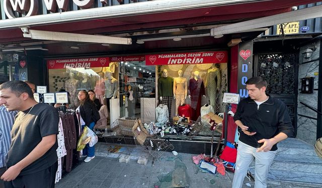Dükkana daldı, geri vitese takıp dehşeti büyüttü! Konak'ta ucuz atlatılan kaza