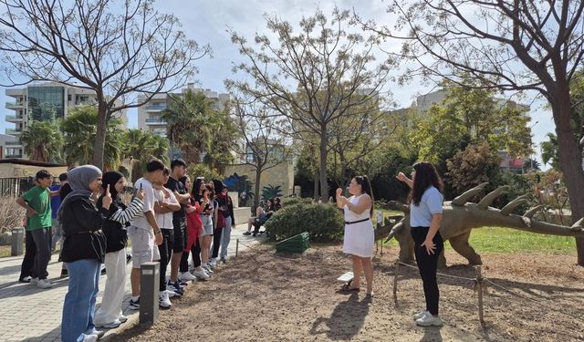 "Ellerin Dilinden Öyküler" projesi İzmir’de hayata geçti: Özel öğrenciler üniversitelilerle gezdi