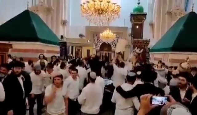 Harem-i İbrahim Camii'nde skandal görüntüler: Ayakkabılarıyla girip dans ettiler