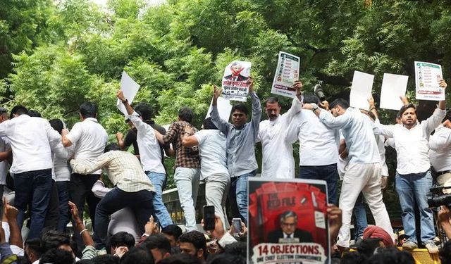 Hindistan’da seçim protestoları büyüdü: 100’den fazla kişi gözaltına alındı
