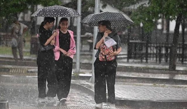 İstanbul’u sağanak vurdu: Okullar tatil edildi, 2 bin 518 ihbar geldi