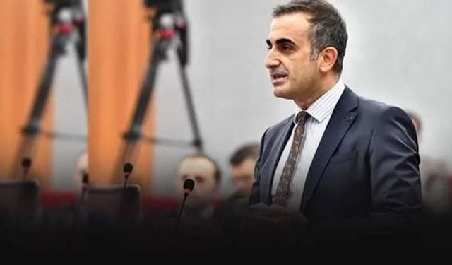İzmir Büyükşehir’de dikkat çeken ayrılık! Candaş Yeter üç görevini bıraktı