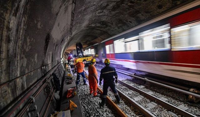İzmir Metrosu'nda gece mesaisi: Raylar yenilendi, güvenlik en üst seviyeye çıkarıldı!