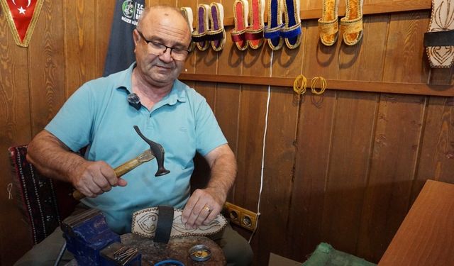İzmir Tire'de kaybolmaya yüz tutan bir zanaat: Yüzyıllık takunya ustalığı tarihe karışıyor