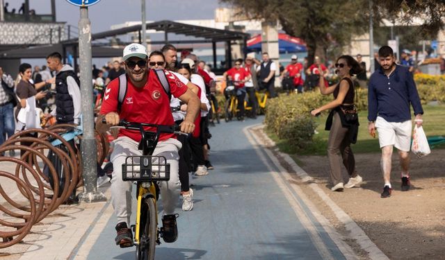İzmir’de Cumhuriyet Bayramı'na özel etkinlik: Konak’tan İnciraltı’na pedal çevirdiler!