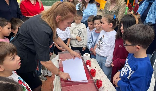 İzmir'de minikler geleneksel ebru sanatıyla bayrak işledi