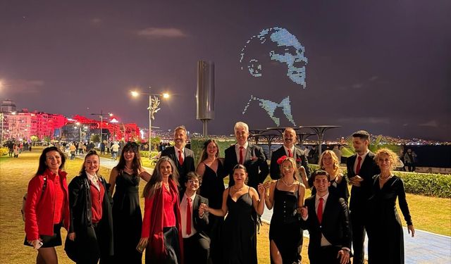 İzmir’in sokaklarında Cumhuriyet valsi!