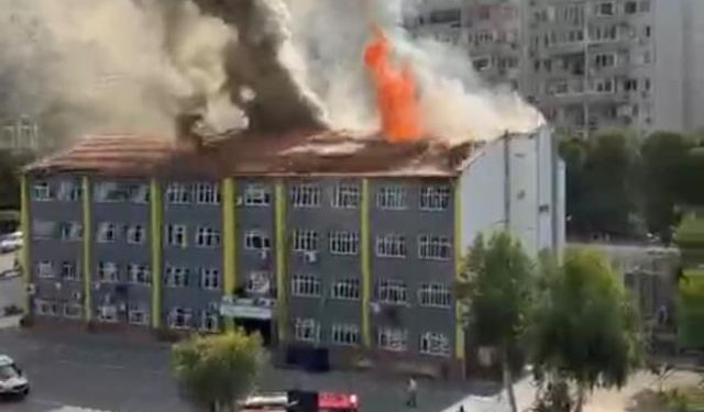 İzmir’de okulun çatısı alevlere teslim oldu! Siyah dumanlar gökyüzünü kapladı
