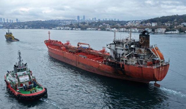 Karadeniz’de vurulan tanker sökülmek üzere İzmir’e getiriliyor