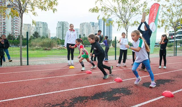Karşıyaka’da 29 Ekim coşkusu pistlere taştı: 150 sporcu madalya için ter döktü!