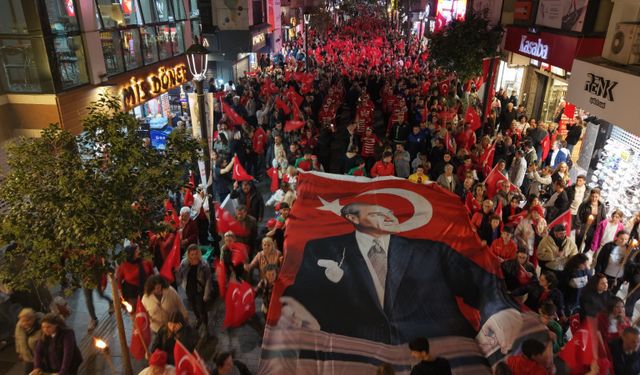 Karşıyaka'da fener alayı coşkusu: Binler Türk bayraklarıyla yürüdü