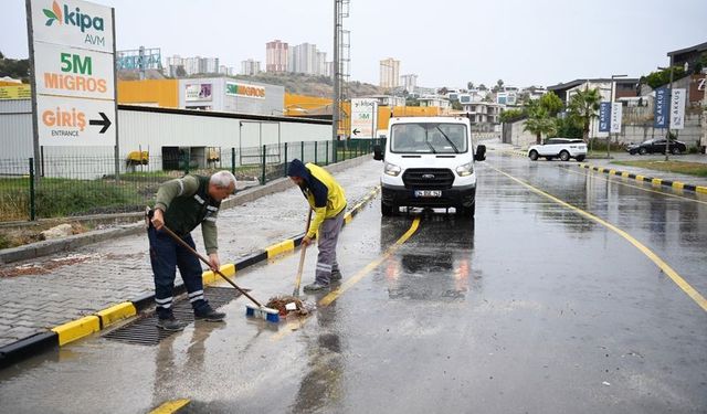 Kuşadası’nda taşkın önlemi: Mazgallar temizlendi