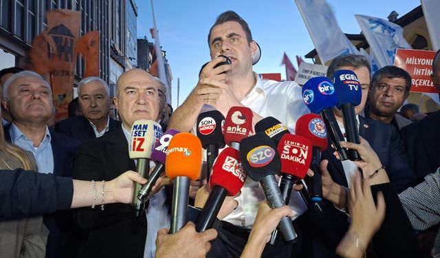 İzmir’in rozet koleksiyoneri başkanından ironi: 6 parti değiştirdi, Tugay’ı eleştirdi