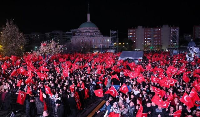 Menemen’de tarihi Cumhuriyet kutlaması: On binlerce vatandaş alanı doldurdu
