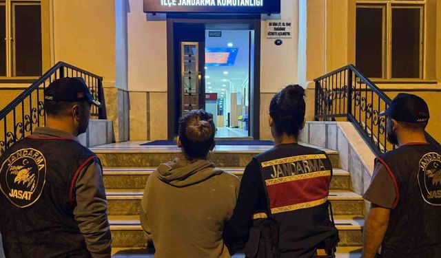 Ödemiş’te film gibi operasyon: 23 yıl hapis cezası olan firari kadın mutfaktaki gizli bölmede yakalandı!