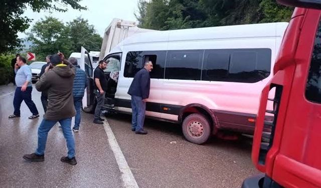 Ordu’da feci kaza! Öğrenci minibüsü kamyonla çarpıştı: 1 ölü, 23 yaralı
