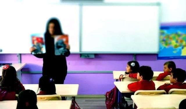 Ortak Yazılı Sınav Sistemi (OYSS)'ye eğitimcilerden tepki var! Eğitim Gücü Sen'den öğretmenin sırtına yeni yük yüklemeyin çağrısı