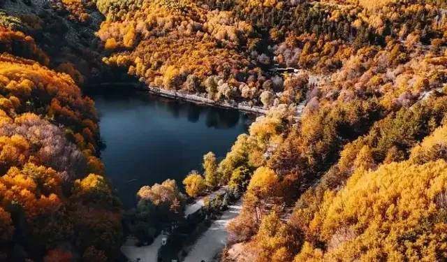 Sonbaharın tüm renkleri Karagöl’de: İzmir’in saklı cenneti ziyaretçilerini büyülüyor!