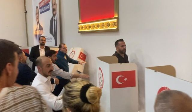 Yeni Parti'nin Buca ilçe başkanlığı yarışında kavga: Su şişeleri havada uçuştu