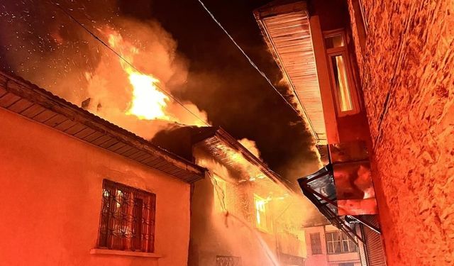 Kula’da gece yarısı faciası: Yanan evini izlerken fenalaştı, kurtarılamadı