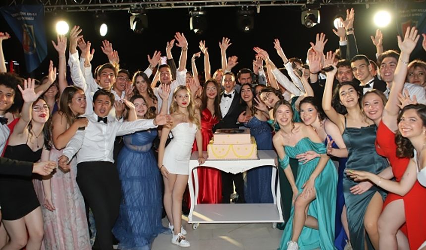 İzmir Özel Türk Koleji 72. yıl mezuniyet balosu dün gerçekleşti.