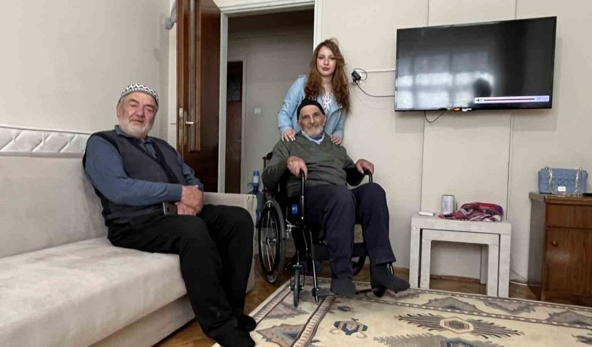 Depremde ayağı sakatlanan İsmail Çürük’e tekerlekli sandalye yardımı
