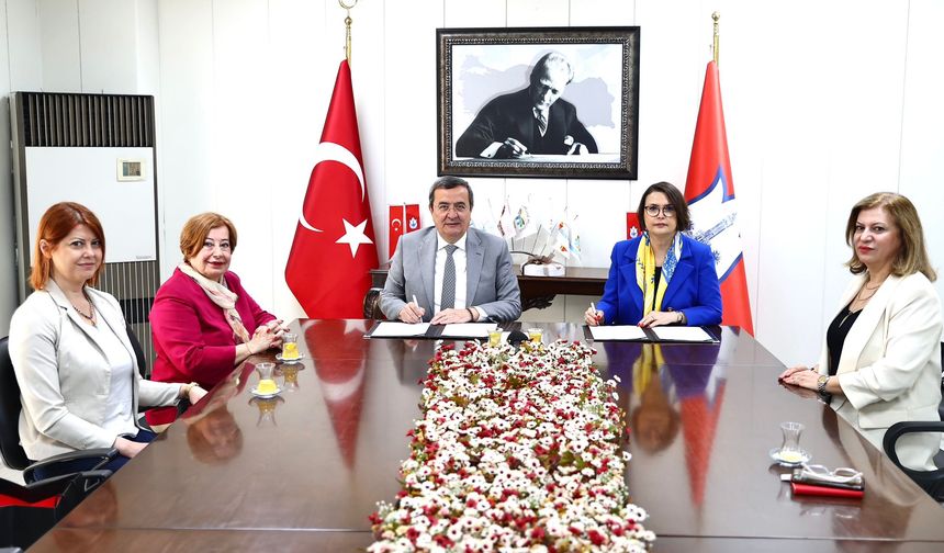 Konak’ta imzalar güçlü kadınlar için atıldı