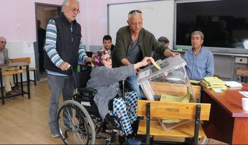 94 yaşındaki Neziha Teyze hastaneden çıkıp oy kullanmaya başladı