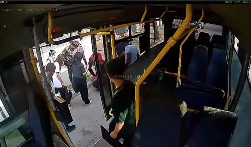 Hareket halindeki dolmuşun açık kapısından düşüp yaralandı