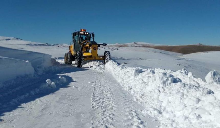 Bayburt-Araklı yolu karla kaplandı, karayolları ekipleri çalışma başlattı
