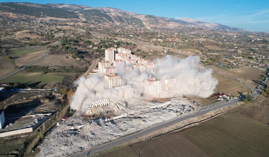 Dulkadiroğlu'nda 3 bina dinamitle yıkıldı