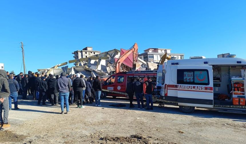 Kahramanmaraş'ta iş makinesi operatörü yıkım sırasında enkaz altında kaldı