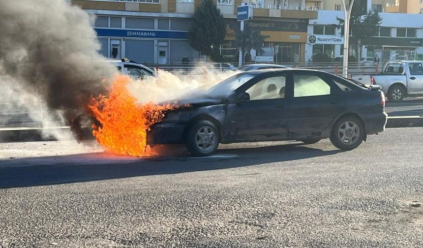 Diyarbakır'da bakımdan yeni çıkan otomobilde yangın çıktı