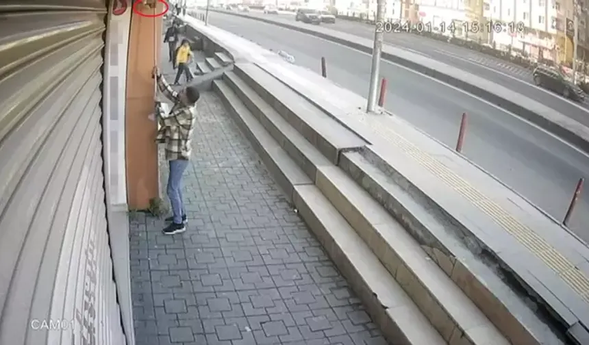 Diyarbakır'da kimliği belirsiz kişi, çöken binanın güvenlik kamerası açısını değiştirdi