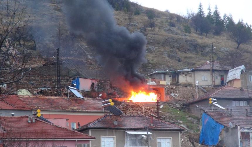 Doğanşehir'de depremzedenin çadırında yangın çıktı