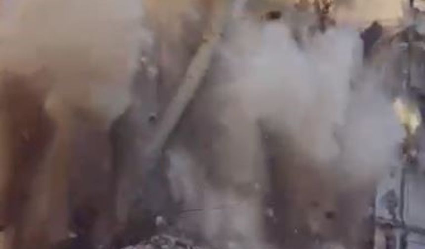 Elazığ'da ağır hasarlı binaların yıkımı devam ediyor