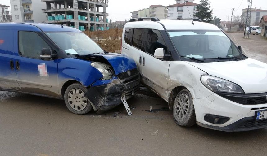 Malatya'da iki hafif ticari araç çarpıştı: Yaralılar var