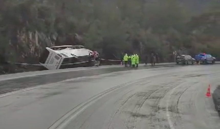Antalya'da otobüs şarampole devrildi: 1'i ağır, 21 yaralı!