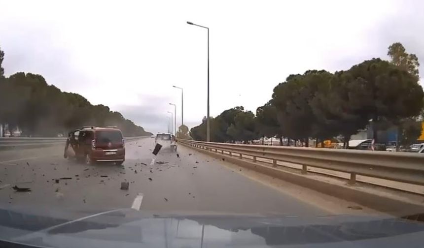 Antalya'da korkunç kaza: Minibüs hurdaya dönüştü, sürücü hayatını kaybetti