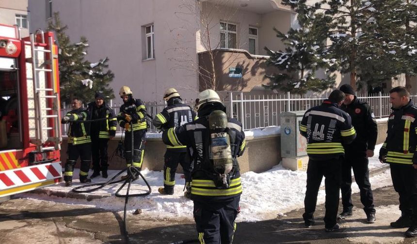 Erzurum'da yangın panik yarattı: Aile itfaiye merdiveniyle kurtarıldı