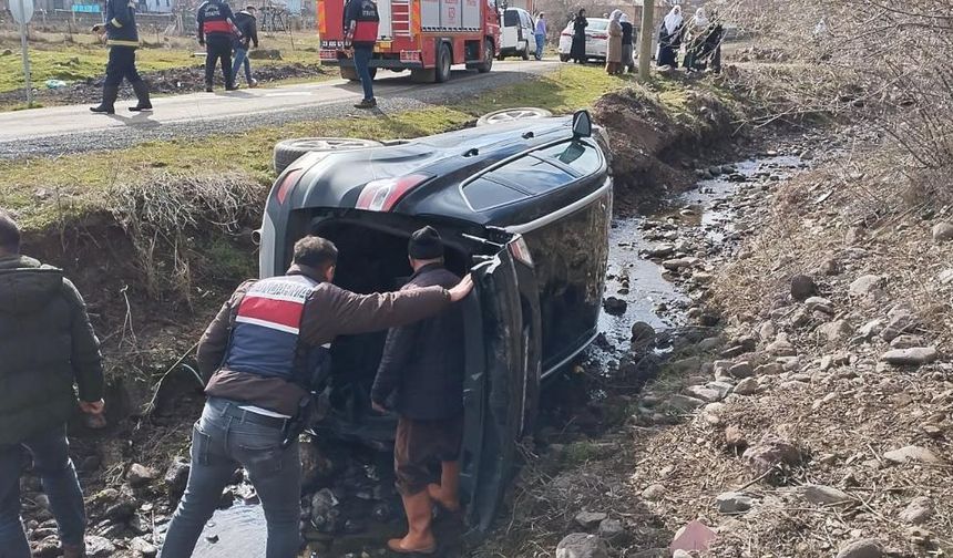 Elazığ'da direksiyon hakimiyeti kaybedilen otomobil takla attı