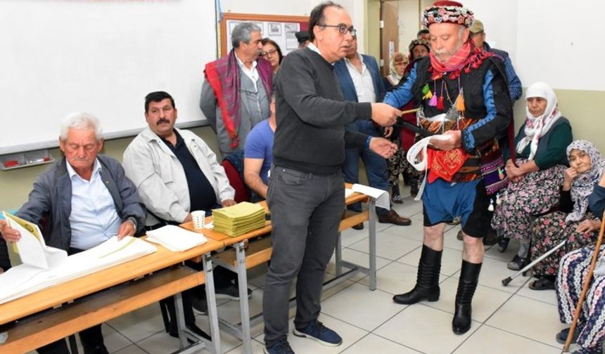 Aydın'da Yörük Efeler Yöresel Kıyafetleriyle Oy Kullandı: "Kültürümüzü Yaşatmak İçin"