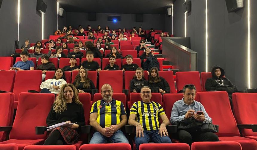 Urla Fenerbahçeliler Derneği'nden depremzede çocuklara "Haydi Sinemaya" etkinliği