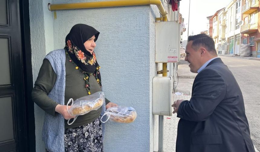 Eskişehir'de down sendromlu muhtar adayı Ramazan'da pide dağıtarak gönül kazanıyor