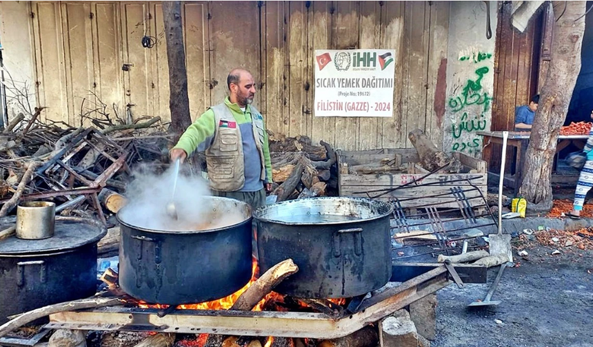 İHH'nın Yardım Eli Gazze'de: Binlerce Kişiye Sıcak Yemek ve Ekmek Ulaşıyor