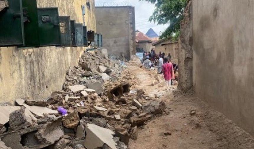 Nijerya'da yağmur cezaevinin duvarını yıktı, 118 mahkum kaçtı!