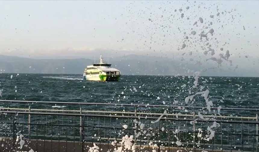 Deniz otobüsü fırtınanın ortasında kaldı: Korku dolu anlar kameraya yansıdı!