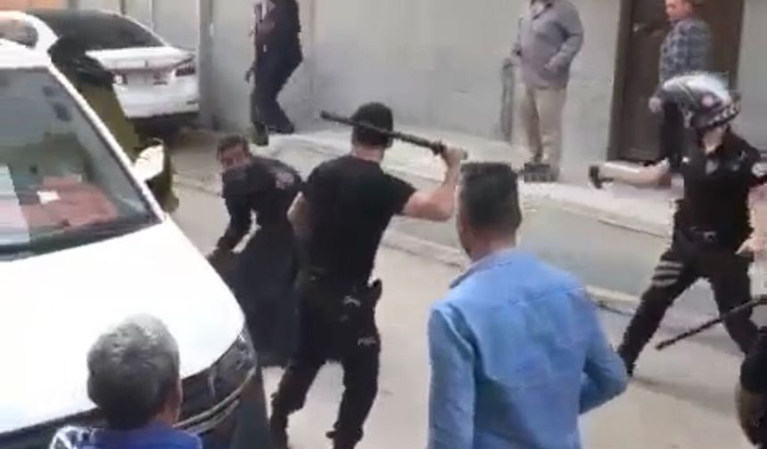 Adana'da polis çarşaflı kadına jop darbeleri vurdu: Sosyal medyadan tepkiler yağdı!