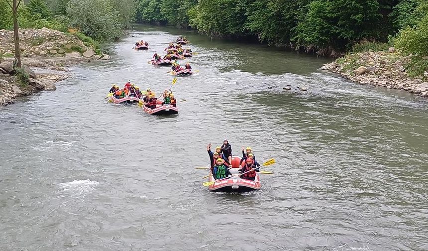 Düzce Belediyesi işçileri rafting ile 1 Mayıs'ı kutladı!