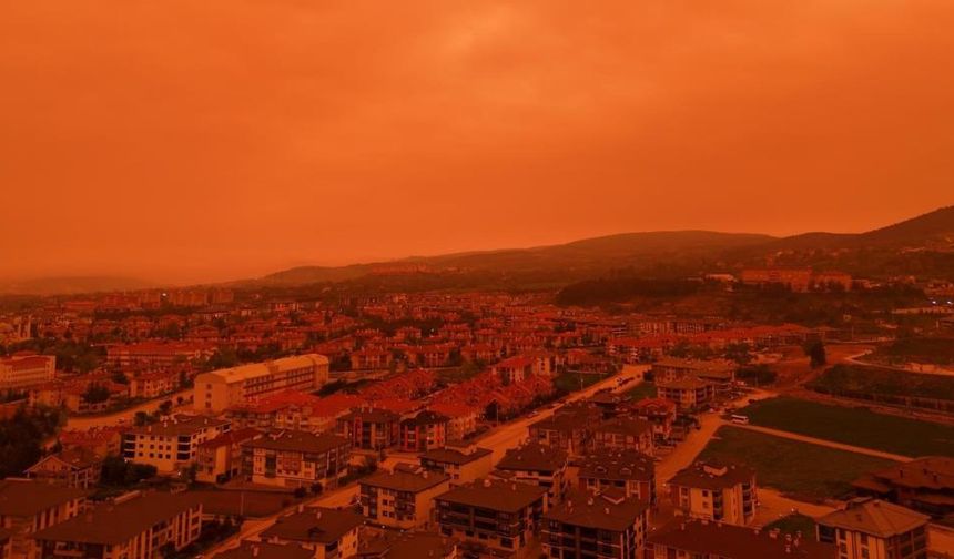 Bolu'da görülen kırmızı, mor ve sarı renkli gökyüzünün sebebi toz fırtınası!